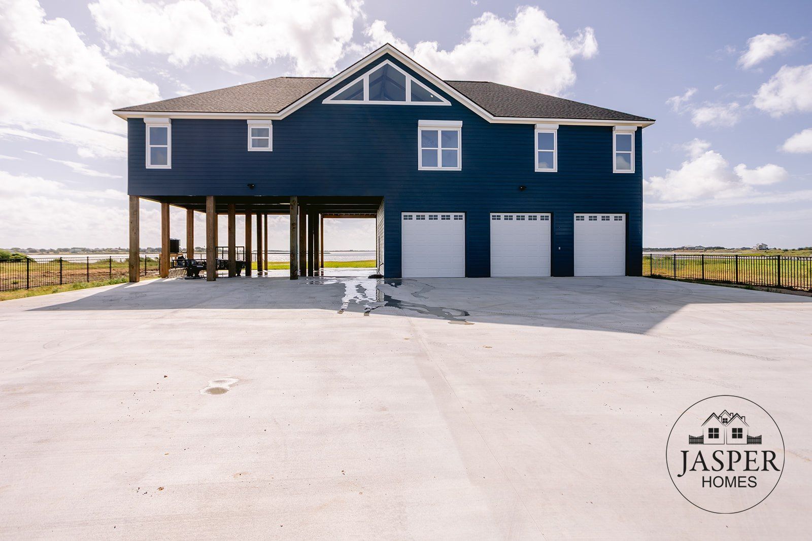 Port Lavaca custom home on Windswept Drive by Jasper Homes — photo 2